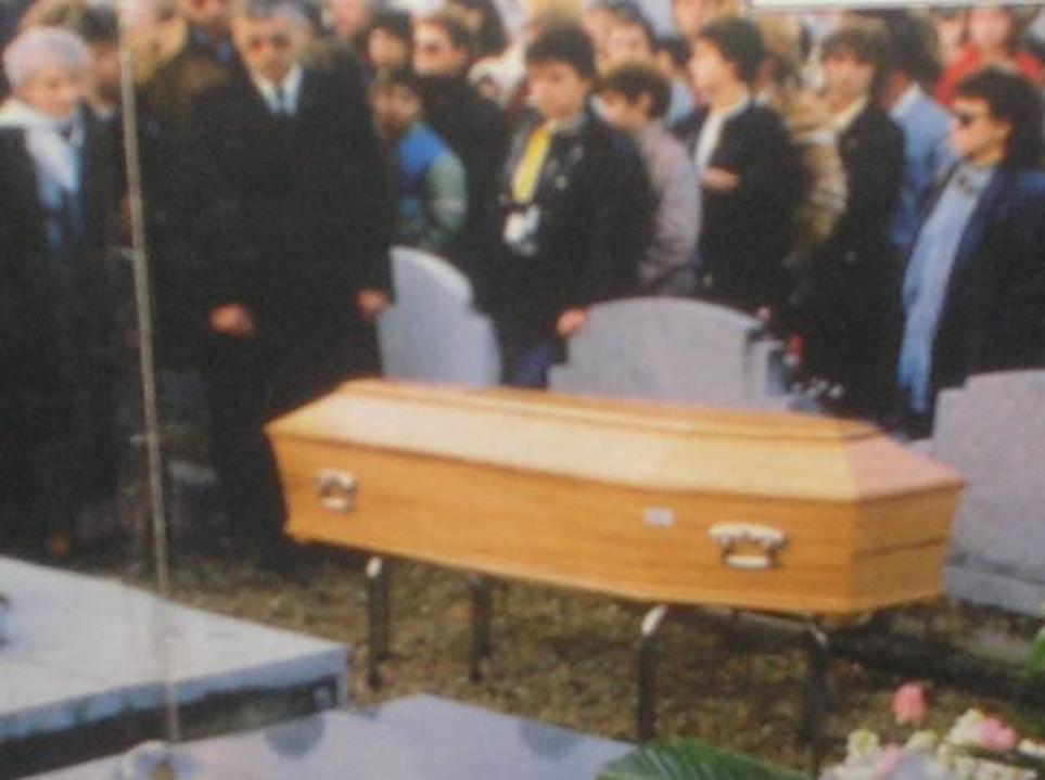 Ce dernier est né dans une fratrie nombreuse, issue d’une famille originaire du Pays basque et des Landes. Daniel était le benjamin, le petit dernier d’une fratrie de six enfants comprenant notamment ses deux sœurs, Marie-Françoise et Claire, et trois frères, Bernard, Guy et Yves. Mais c’est l’absence de Xavier, le frère aîné disparu tragiquement, qui a laissé une empreinte émotionnelle indélébile.