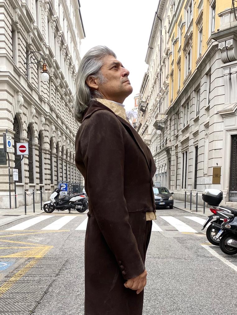 Parce qu’elle confirme que l’équilibre entre vie professionnelle et vie privée n’est pas un mythe. Georges Corraface prouve que la réussite artistique peut cohabiter avec une famille unie et épanouie.