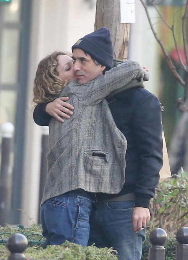 Le samedi 30 juin 2018, Vanessa Paradis et Samuel Benchetrit se disent « oui » au cœur d’un petit village de Seine-et-Marne, Saint-Siméon. La cérémonie civile s’est tenue à la mairie, loin des flashs des paparazzis. Peu d’invités, juste l’essentiel.