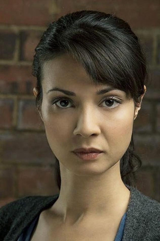 Moon Dailly, c’est bien plus qu’une simple actrice de "Plus belle la vie". Son enfance, riche et multiculturelle, forge un caractère unique qu’elle transmet sur scène et à l’écran.Mais qui est vraiment cette artiste franco-américaine, au parcours aussi singulier que sa carrière ? Plongeons dans ses origines et la petite fille qui rêvait déjà grand.