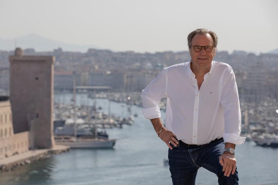 On commence fort avec ses origines. Renaud Muselier est né en 1959 à Marseille, cette cité vibrante et cosmopolite du Sud de la France. Sa famille est profondément ancrée dans cette terre ensoleillée depuis plusieurs générations. Le tout dernier rejeton du troisième mariage de son père, il est le seul garçon parmi cinq enfants et il a d’abord pris la direction des études de médecine. Commençons par l’essentiel :Renaud Muselier descend d’une famille marseillaise aux racines puissantes, à la fois enracinée localement et portée par des figures mythiques de la Résistance et de la royauté européenne.
