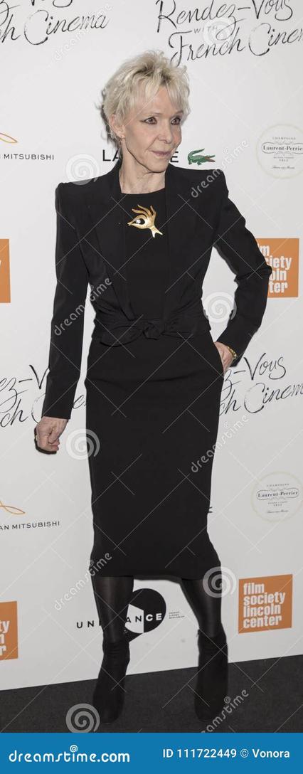 Tonie Marshall s’éteint le 12 mars 2020, à 68 ans, après une longue lutte contre le cancer. La nouvelle frappe durement le monde du cinéma. Le choc serait déjà rude, mais la famille doit aussi affronter une situation exceptionnelle.