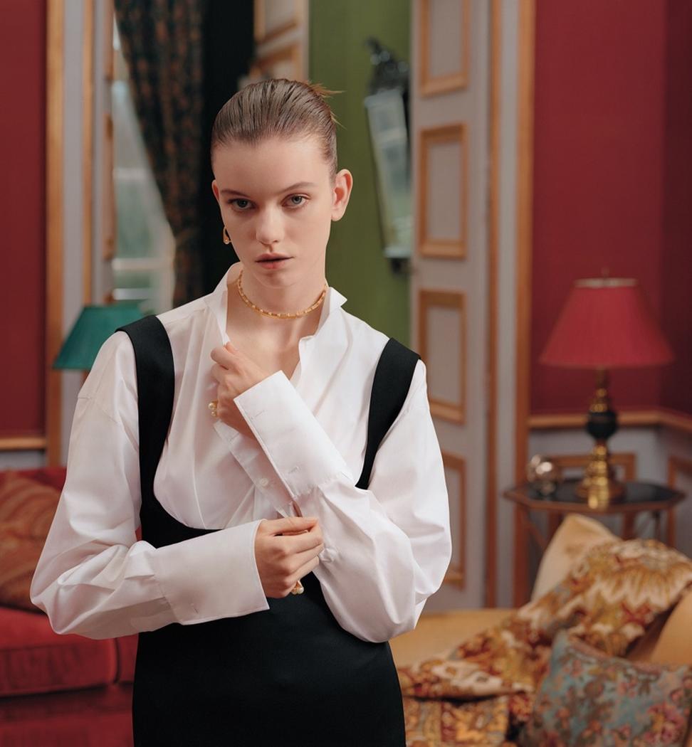 Chaque détail est pensé pour susciter émotion et réflexion. On adore le fait que la publicité ne soit pas seulement un festival de luxe ostentatoire. Elle raconte une histoire, un récit de féminité, une ode à la puissance et à la liberté.