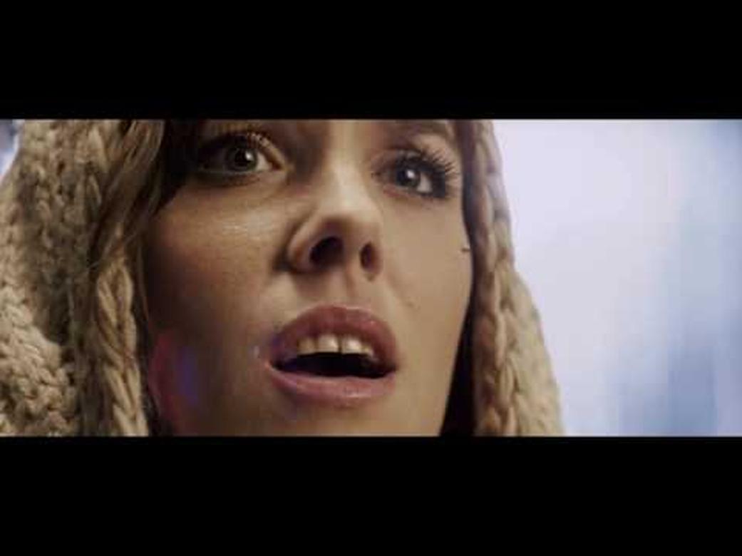 La nuit, dans cette chanson, va bien au-delà d’un simple décor. Elle évoque un moment de mystère, propice à la réflexion. Les ténèbres deviennent un théâtre où l’on ressent le charme et le danger du monde.
