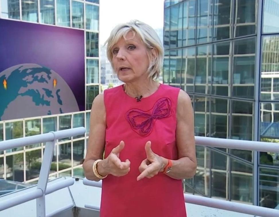 Malgré un traumatisme évident, il est peu probable qu’Évelyne Dhéliat abandonne sa carrière. Sa passion pour la météo et son professionnalisme sont bien connus.