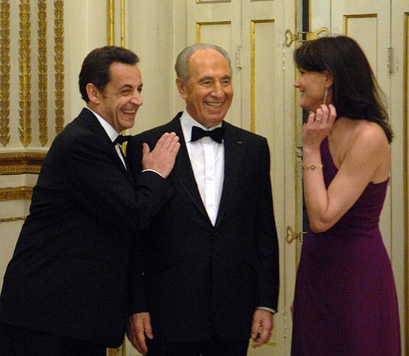 Après cette histoire avec Laurent Fabius, Carla Bruni rencontre Nicolas Sarkozy fin 2007. Le couple se marie en 2008 et Carla devient Première dame de France. Ce chapter-là est officiel, médiatisé, visible.