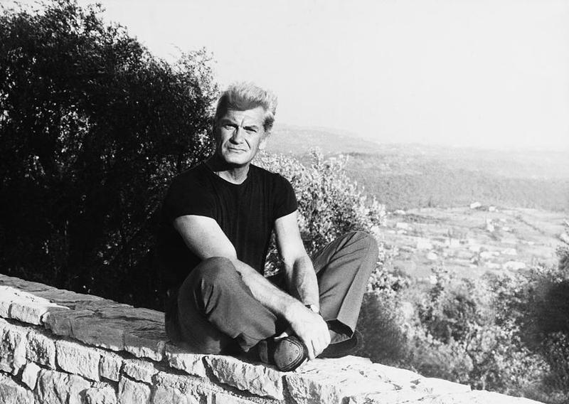 Jean Marais se montre ouvert sur son orientation dans une époque où cela est rare et mal vu. Toutefois, il refuse d’en faire un étendard. Par exemple, lorsqu’on lui demande s’il se reconnaît dans les militants homosexuels qui manifestent avec pancartes, il répond fermement non, précisant que son homosexualité "fait partie de son être" mais sans militantisme affiché.