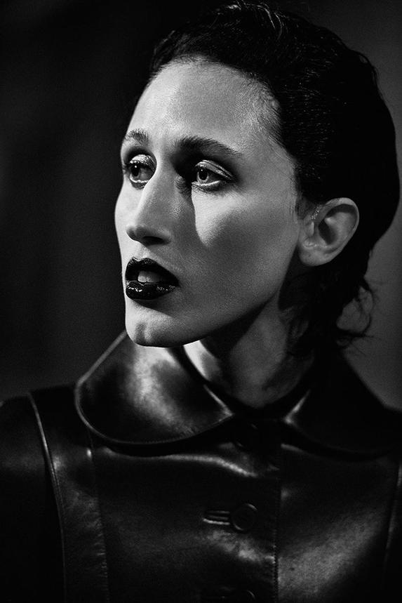 Si ce mystère vous intrigue, pourquoi ne pas regarder ses robes près du corps, ses silhouettes sculptées, et imaginer que son vrai lien était avec la mode elle-même ?