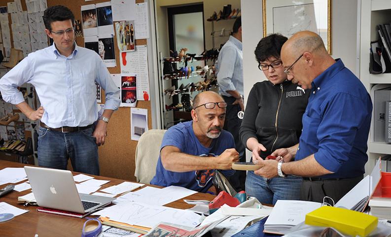 On ne peut parler de Christian Louboutin sans noter qu’il est un véritable globe-trotter inspiré. Il partage son temps entre Paris et Lisbonne où il possède des résidences. Ses voyages et les paysages qu’il découvre nourrissent sa créativité débordante.