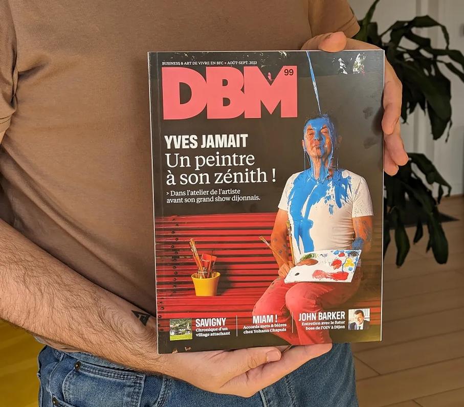 Vous chercher une raison pour aimer Dijon ? Prenez l’exemple d’Yves Jamait. Son attachement à cette ville, à cette maison, et à sa famille donne une belle leçon de simplicité et d’authenticité. La maison dijonnaise des années 30 est bien plus qu’une adresse, c’est la résidence d’un artiste connecté à ses racines, à ses passions, et à ceux qu’il aime.