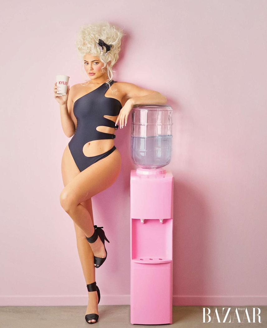 Pour les fans de mode et de célébrités, cette analogie offre donc une nouvelle lecture fascinante de la carrière de Kylie. Plus qu’une maquilleuse devenue magnat de la beauté, elle devient une vraie “reine” de la pop culture, entre glamour débridé et stratégie bien pensée.