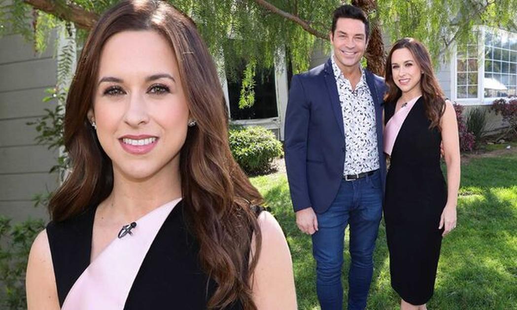 Combien d’enfants a Lacey Chabert ? La réponse : elle a deux adorables enfants.Oui, la célèbre actrice, connue pour ses rôles chaleureux dans plus de trente films Hallmark, est avant tout maman de Julia Mimi Bella Nehdar et de son petit frère ou petite sœur, même si cette dernière information reste un peu sous le voile du mystère.