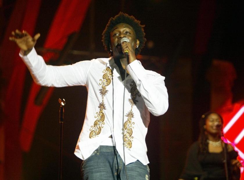 Rester à Lorraine traduit pour Corneille une volonté de stabilité. Après 1997, le chanteur ne s’éparpille pas. Il s’investit dans sa nouvelle vie, faisant de Montréal son foyer permanent. En 2004, il obtient la citoyenneté canadienne, consolidant son attachement à cette terre d’accueil.