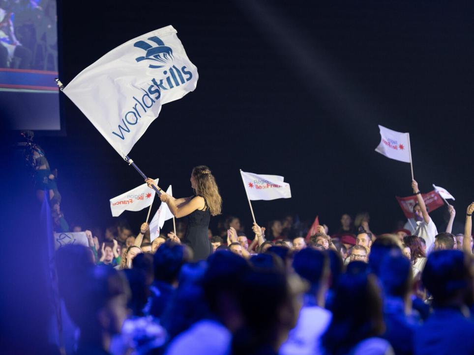 La cérémonie d'ouverture de WorldSkills Lyon 2024 a lieu le 10 septembre 2024 à la LDLC Arena, réunissant 1 400 jeunes compétiteurs venus de près de 70 pays pour célébrer la puissance des compétences.C’est un lancement vibrant, qui mêle spectacle et émotion, propulsant la 47e édition de la compétition mondiale des métiers dans une ambiance unique. Cet événement est bien plus qu’un simple coup d’envoi ; c’est une ode internationale à l’excellence, au savoir-faire et à la jeunesse du monde entier.
