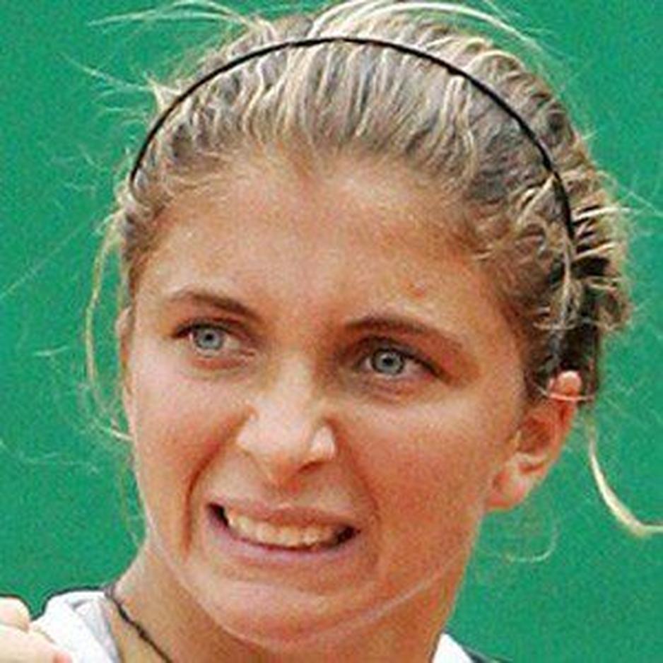 Alors, Sara Errani est-elle mariée ou non ? La réponse vient de tomber : après une décennie avec Pablo Lozano, elle a récemment officialisé une nouvelle union avec Alessandro Giannessi.Oui, vous avez bien lu, la célèbre joueuse de tennis italienne a scellé son histoire d’amour le 18 mai 2024 lors d’une cérémonie privée. Mais entre passé, présent et confusion médiatique, plongeons ensemble dans les coulisses sentimentales de la championne.