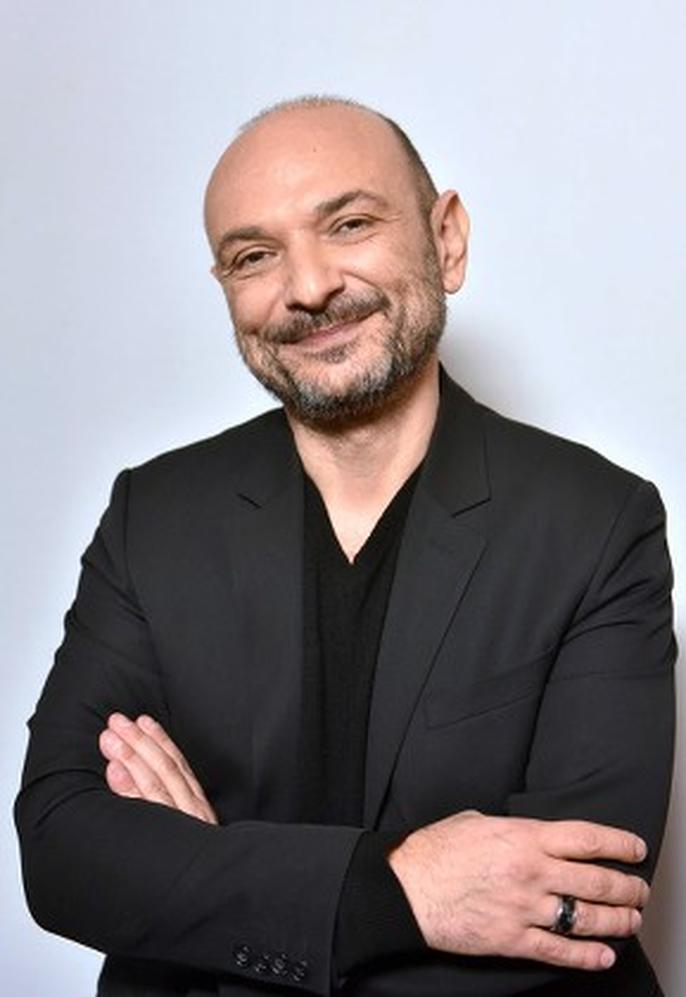 Avant d’imaginer des scénarios romanesques, sachez que Richard Malka est principalement connu comme avocat pénaliste. Sa réputation repose sur des procès fameux, notamment dans la défense de la liberté d’expression. Avec un calendrier professionnel chargé, il garde sa sphère privée à l’abri. Ce choix est plus commun qu’on ne le pense.