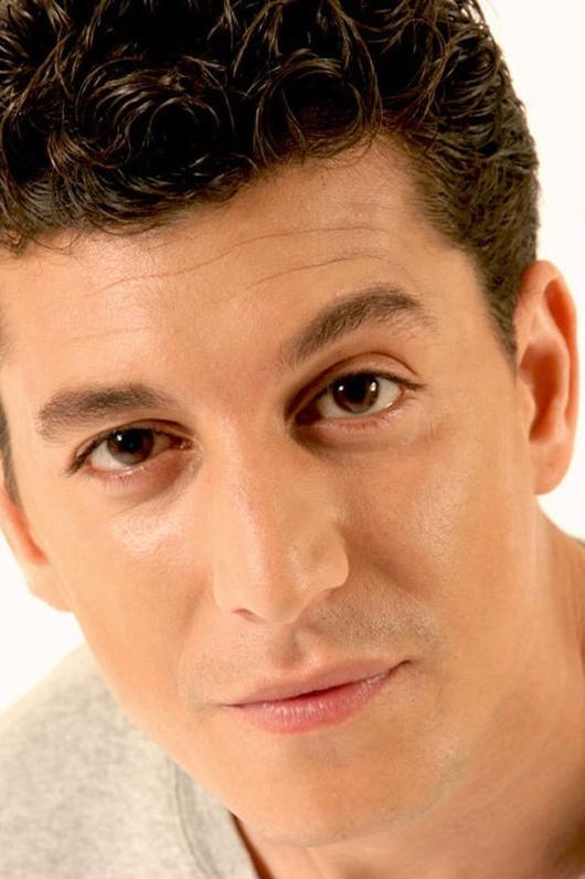 On le connaissait aussi pour ses rôles dansLes Amants Criminelsde François Ozon, etBeur, Blanc, Rougede Mahmoud Zemmouri. Une carrière en pleine ascension.