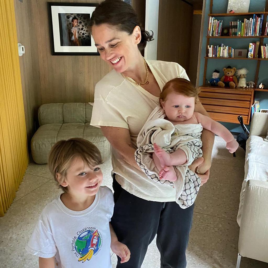 Si Robin Tunney a une vie professionnelle bien remplie, ses enfants Oscar et Colette restent au centre. Que ce soit dans ses posts Instagram, ses confidences sur la maternité ou sa recherche de moments d’équilibre, l’actrice s’affiche comme une maman accessible et engagée. Voilà qui change agréablement des réputations parfois trop lisses du show-business.