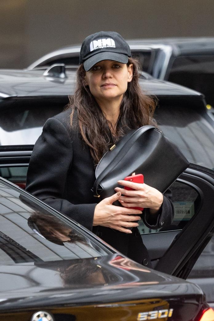 Katie Holmes en 2023, c’est une femme qui allie glamour et ambition, beauté et engagement. Son parcours nous rappelle que derrière chaque star, il y a aussi une conscience et une volonté de changement.