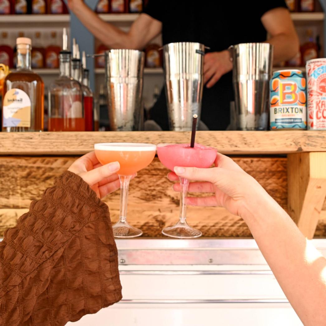 Les cocktails à la mode en 2024 combinent créativité, qualité premium et expérience inédite.Tout change, sauf une chose : leur capacité à nous faire voyager. Voici les grandes tendances et nouveautés pour 2024, en exclusivité depuis les bars.