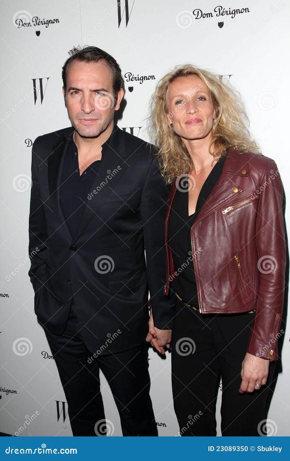 En parallèle, Jean Dujardin et sa femme, Nathalie Péchalat (ancienne présidente de la Fédération française des sports de glace), résident à Saint-Cloud. Cette ville chic des Hauts-de-Seine est un choix réfléchi pour s’éloigner de l’effervescence parisienne tout en restant proche de la capitale.
