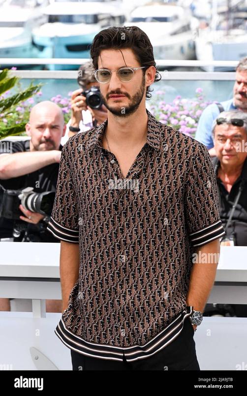 Si Pierre Niney brille dans ce rôle d’Adrien, c’est loin d’être un hasard. Cet acteur franco-français a su s’imposer dans le paysage cinématographique grâce à ses choix de carrière pointus et ses prestations mémorables. Jeune sociétaire masculin le plus jeune de la Comédie-Française, il quitte la prestigieuse troupe en 2015 pour se consacrer entièrement au cinéma.