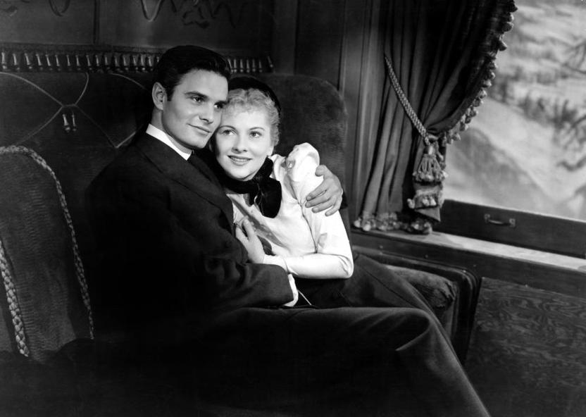 Le contexte historique ne doit pas être oublié : c’est peu après la Libération que Louis Jourdan épouse Berthe Frédérique. On imagine aisément que, dans une France en reconstruction, leur mariage a cristallisé un espoir et un désir de stabilité. Dès leur mariage, leur vie personnelle semble avoir été discrète et solide, bien loin des frasques hollywoodiennes.