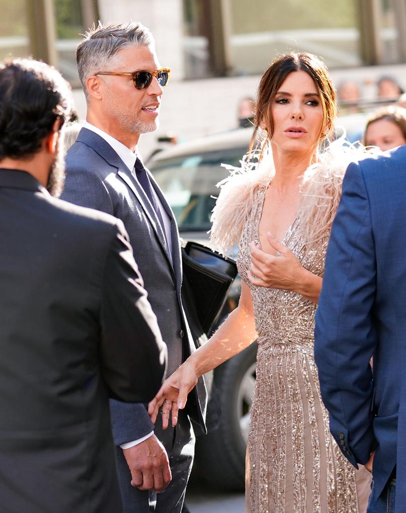 On entend souvent : « Il est l’exemple que je voudrais que mes enfants aient », confiait Sandra Bullock en 2021 dans l’émission Red Table Talk. Un partenaire avec des convictions très chrétiennes, oui. Mais surtout quelqu’un qui sait que les différences s’accommodent et enrichissent.