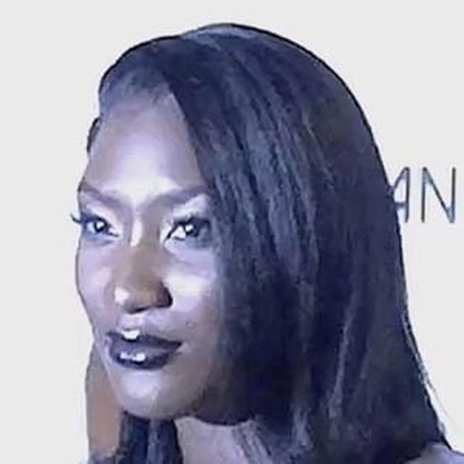 Aya Coco Danioko vient d’une famille de griots, ces conteurs et musiciens traditionnels d’Afrique de l’Ouest. Elle a grandi dans une ambiance musicale, souvent en harmonie avec ses sœurs et sa mère. Cela forge sa passion pour la musique.