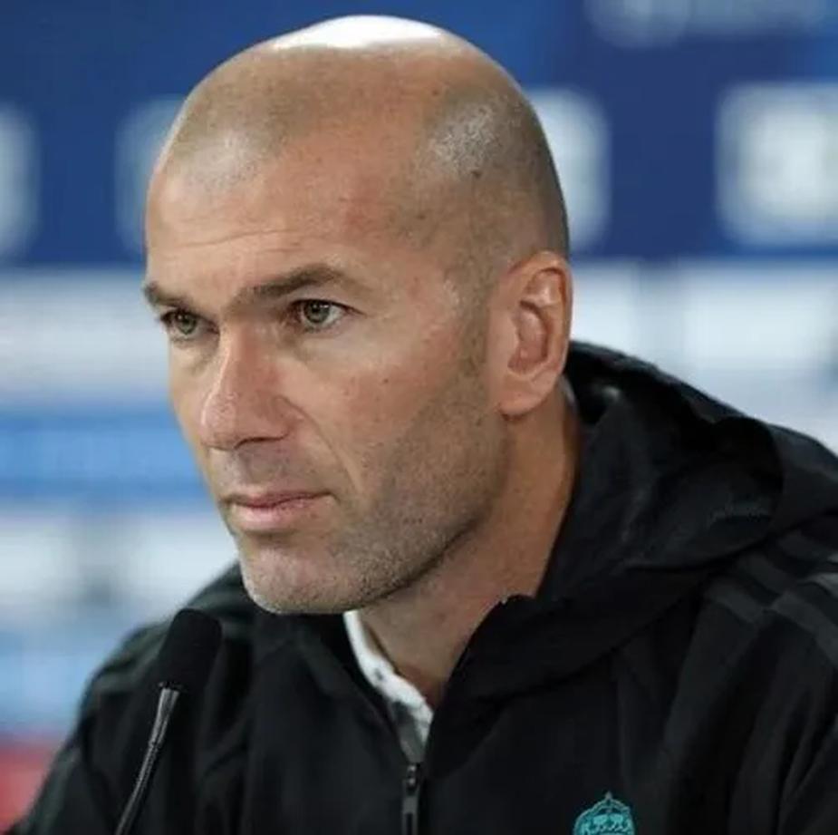 Alors, la question d’une « origine » unique tombe à l’eau : Zidane c’est une histoire familiale franco-algérienne, vécue quotidiennement dans les rues de Marseille.