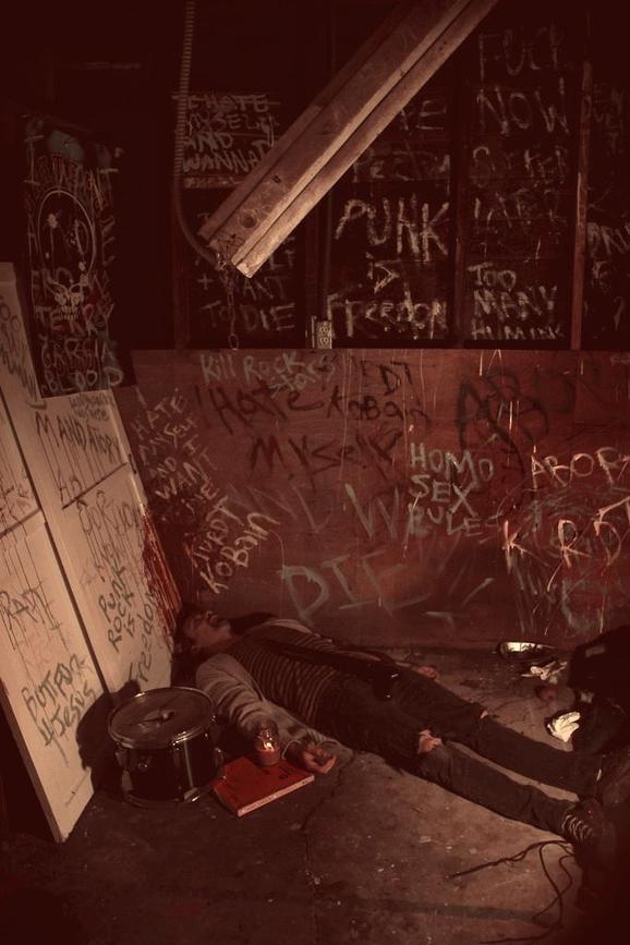 Des photos de la scène et des notes inédites ont alimenté ces théories. Toutefois, l’enquête officielle clôture toujours le dossier comme un suicide. Les fans et médias continuent d'en débattre.