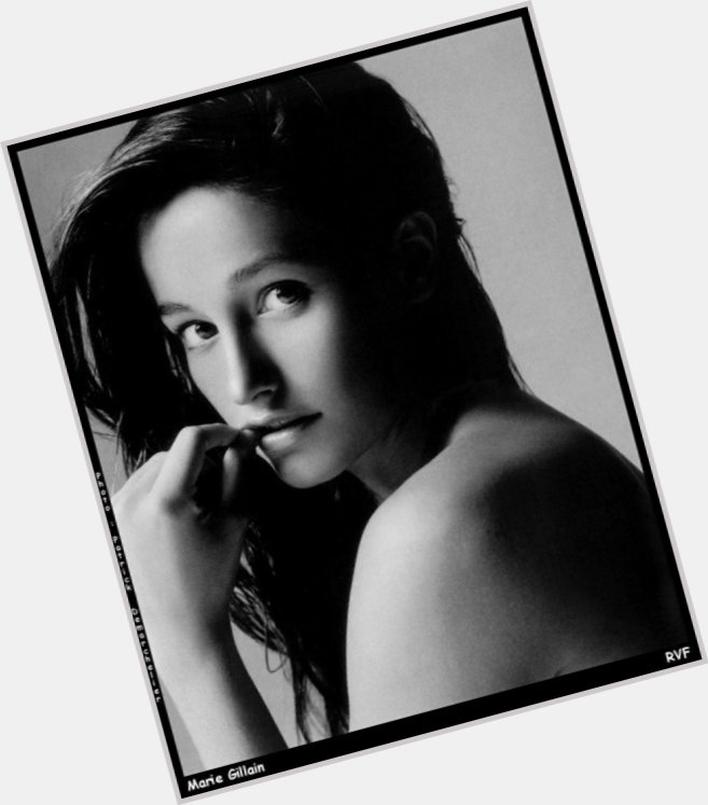 En 2023, Marie Gillain brille intensément, à la fois sur grand écran et sur scène. Cette année, elle cumule succès, projets variés et une vie personnelle riche, ce qui confirme son statut d’actrice lumineuse et engagée.