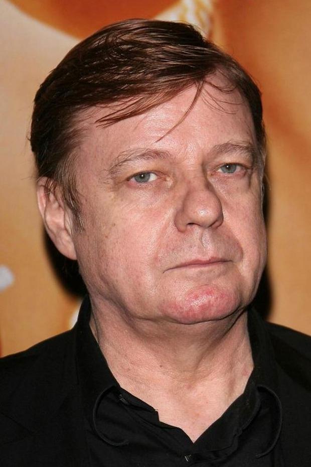 Mais qui est vraiment Martine Spiesser-Massué, cette épouse dont on parle peu et qu’on voit encore moins ? Sa discrétion habile intrigue. En effet, Jacques Spiesser protège férocement la vie privée de son couple et du visage de sa femme. On pourrait presque se demander si Martine ne serait pas une sorte de « super-héroïne anonyme » qui soutient un acteur dont la carrière bat son plein. Pourtant, c’est bien réel : derrière les caméras et les séries populaires, Martine reste dans l’ombre, préférant le calme et le soutien à l'agitation des projecteurs.