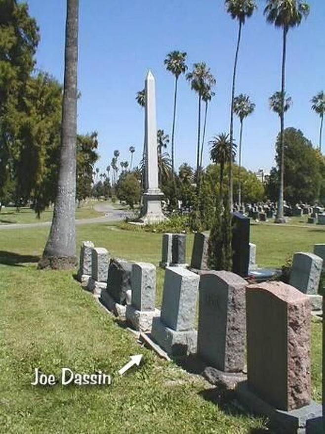 À ses funérailles, Joe Dassin a été honoré au Cimetière israélite de Hollywood, en présence de ses proches. Sa famille, dont ses filles Julie et Richelle ainsi que sa seconde épouse Melina Mercouri, accompagna le cercueil sous la prière d’un rabbin. Un moment chargé d’émotion, mais aussi de dignité.