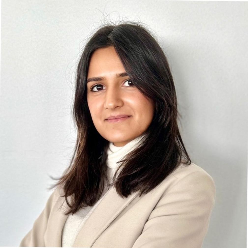 Qui est Camille Dahan en tant que maman ?Très simplement, c’est une femme dynamique, mariée, mère de trois enfants, et rédactrice passionnée de Santé+ Magazine depuis septembre 2022.