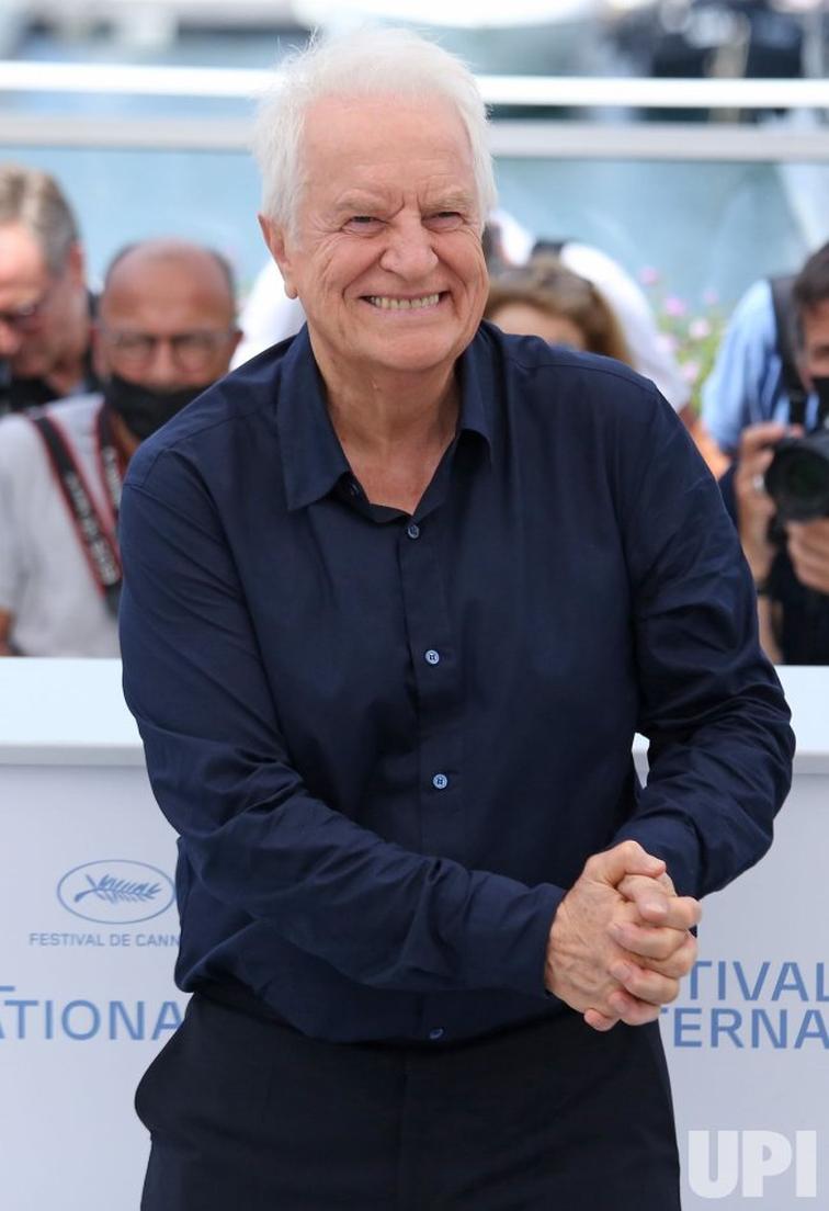 André Dussollier incarne bien plus que le cinéma français. Son attachement aux lieux reflète une quête d’authenticité et de racines, oscillant entre les montagnes savoyardes et l’air marin de l’Atlantique. Pas très citadin, plus montagnard que Parisien, mais définitivement comblé par cette vie plurielle.