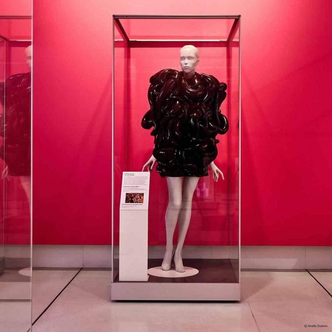 La scénographie transporte littéralement le visiteur dans les coulisses de la création. Il s'agit d'une reconstitution des réserves d'un musée de mode, avec des compactus alignés, pleins à craquer de tiroirs mystérieux. Cette mise en scène évoque le travail minutieux et le respect des archives qui ont nourri l’art de Balenciaga.