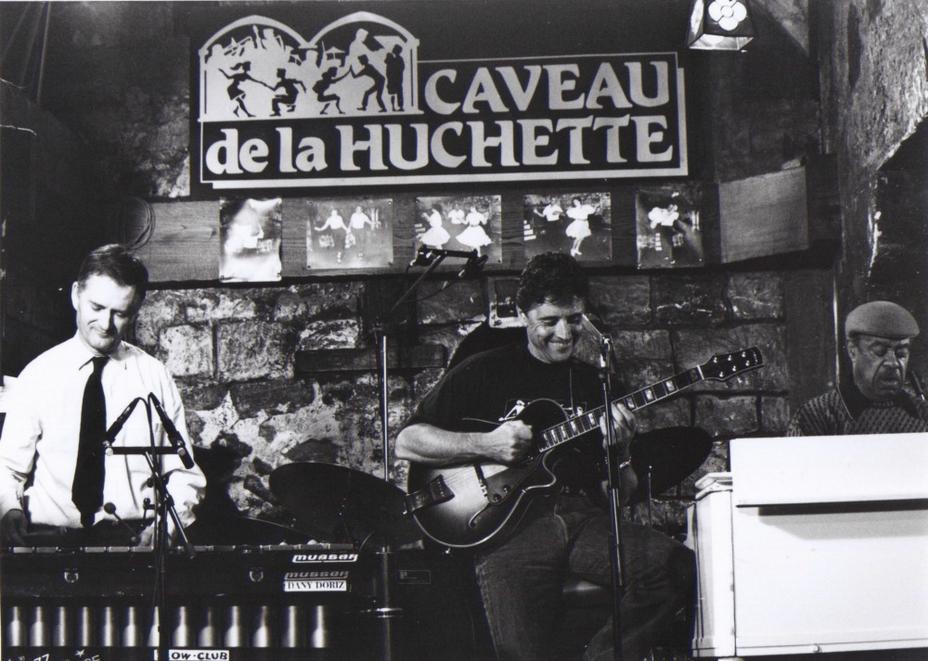 Le jazz pour enfants, c’est possible, et même recommandé !Il existe des initiatives originales et conviviales pour faire découvrir ce genre musical aux tout-petits, mêlant spectacle, participation et apprentissage. Les clubs comme le Sunset Sunside à Paris, entre autres, ont su inventer des formats adaptés, souvent accompagnés de goûters, pour attirer aussi bien les enfants que leurs parents.