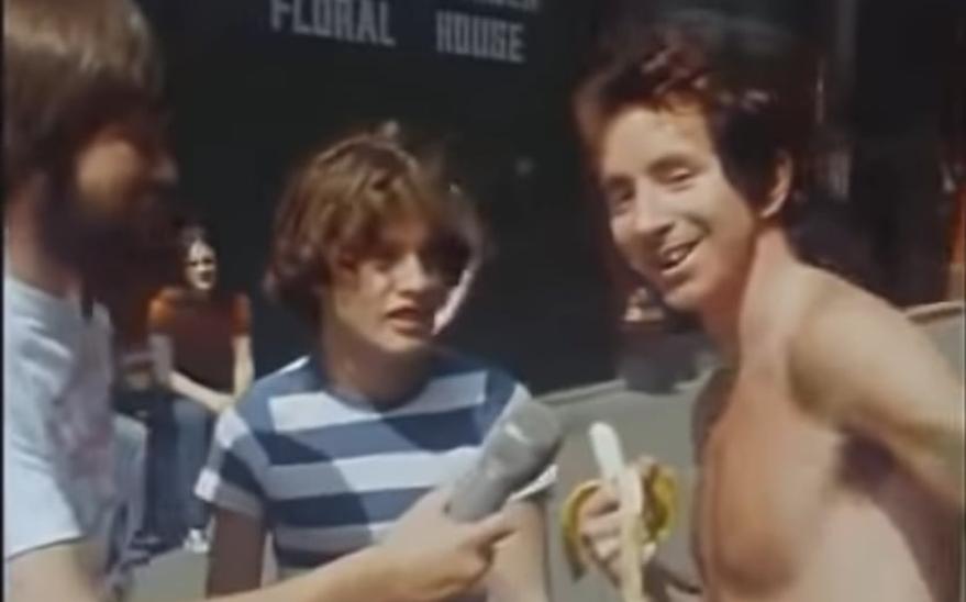 Pourtant, un article paru en 2005 dans Classic Rock relaie un témoignage supposé de Kinnear, qui, tout en gardant son anonymat, décrit la scène. Il dit ne pas avoir vu de drogue cette nuit-là, seulement beaucoup d’alcool de part et d’autre. Mais comment expliquer alors que Bon Scott soit resté là, inconscient, sans assistance ?