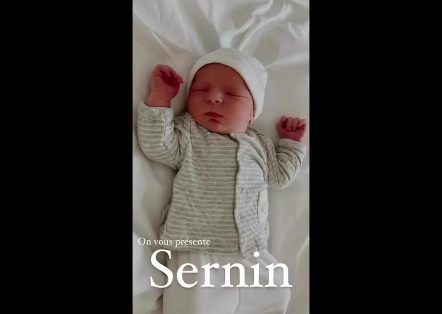 Ils partagent également des moments tendres, tels que la première photo des petits pieds du nouveau-né en story Instagram. Tancrède rencontrera bientôt ses frères et sœurs, qui agrandissent cette tribu haute en couleurs.