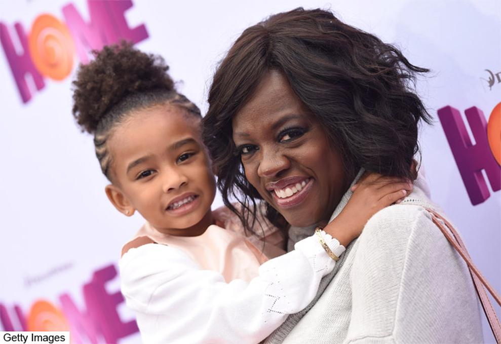 Viola Davis naît à Saint Matthews, en Caroline du Sud, dans une ferme qui fut autrefois une plantation d’esclaves. Elle grandit dans une famille de six enfants, au sein d'un foyer marqué par la difficulté. Sa mère, Mae, est femme de ménage, son père, Dan, entraîneur de chevaux. Cette famille nombreuse déménage quelques mois après la naissance de Viola à Central Falls, Rhode Island. Là commence une vie où la pauvreté rime avec omniprésence.