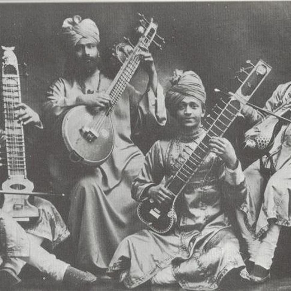 La musique vit une double vocation sacrée et populaire, ce qui a façonné des castes musicales spécifiques. La distinction entre musique carnatique du sud et hindoustanie au nord reflète deux styles distincts et instruments comme la vînâ et le sitar.