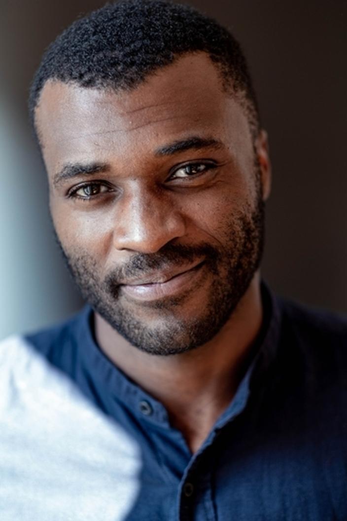 Le grand public découvre Christopher Bayemi en 2021 sous un jour inédit : acteur principal dans la série « Luther » sur TF1. Adaptée de la célèbre version britannique (avec Idris Elba), cette production française lui offre la lourde tâche de reprendre le rôle phare. Pas une mince affaire de combler les fans d’un succès anglais international!