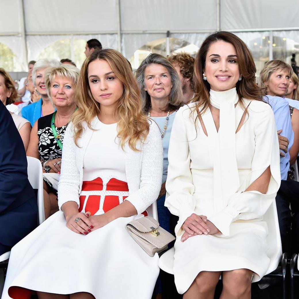Elle accompagne souvent sa mère, la reine Rania, lors de déplacements officiels à travers le monde, de Londres à Tokyo, renforçant ainsi son rôle dans la diplomatie et la représentation jordanienne.