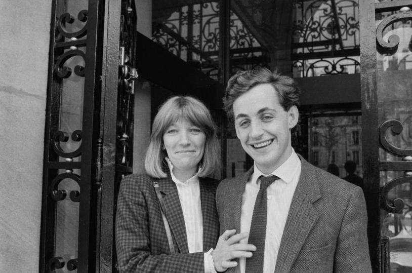 Plongeons ensemble dans l’histoire moins connue de cette femme au parcours fascinant et aux liens toujours présents, entre vie privée, politique, et discrétion assumée.