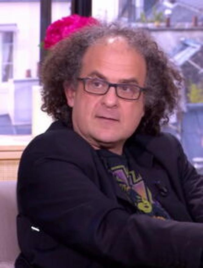 Le patronyme Karila, que l'on trouve surtout sur Geneanet, apparaît presque mystérieux. Les variations dans l’orthographe surviennent souvent au fil du temps. Comment les ancêtres de Laurent ont-ils vu leur nom évoluer ? Cette question pourrait passionner les curieux.