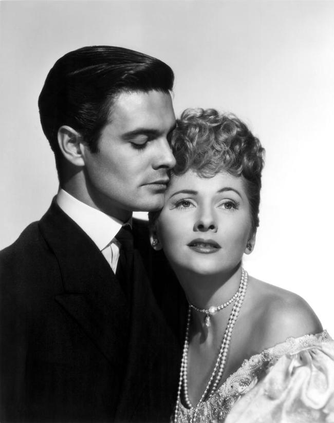La vie n’est jamais un long fleuve tranquille. Louis Jourdan a eu, dans les années 1960, une liaison avec Denise Le Mentec, qui a donné naissance à un fils non reconnu officiellement. Cette histoire évoque une part plus complexe et imparfaite de sa vie sentimentale. Pourtant, elle ne remet pas en cause son mariage avec Quique, qui reste son compagnon officiel et principal.