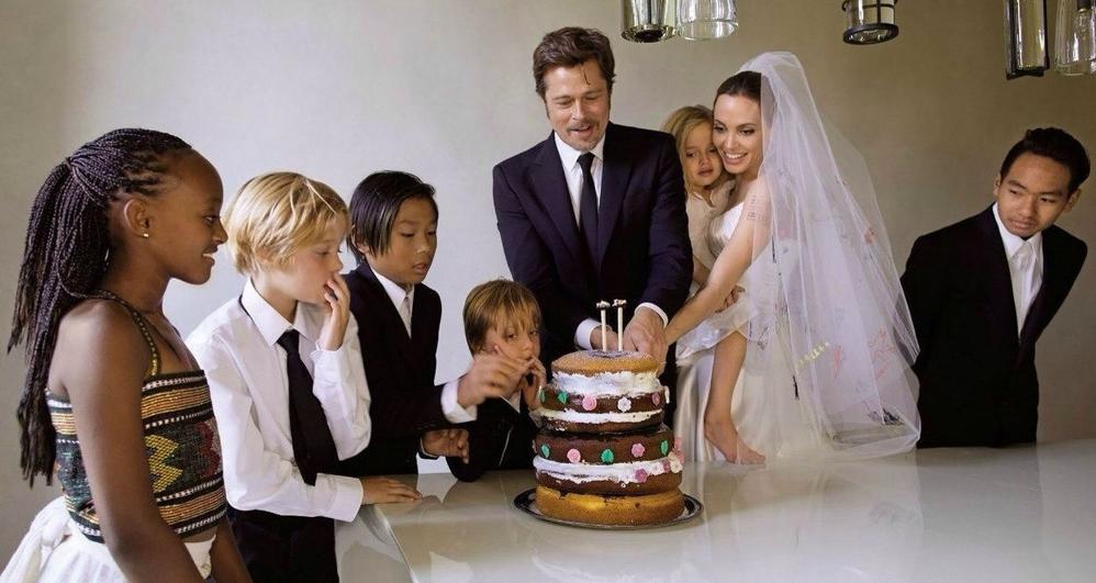 Angelina Jolie et Brad Pitt se sont finalement dit "oui" le 23 août lors d'une cérémonie intime au château Miraval en France.Après neuf ans de vie commune et six enfants, Hollywood assiste à l’union officielle de l’un des couples les plus emblématiques de la planète cinéma. Avouez que ça valait une attente.