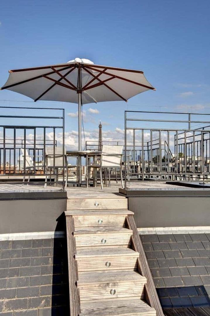 Ce n’est pas qu’un simple pied-à-terre pour le no 7 du PSG. L’appartement dégage une ambiance raffinée, idéale pour recharger les batteries après les matchs. Entre jacuzzi et terrasse aménagée, il peut s’accorder des instants bien-être bien mérités.