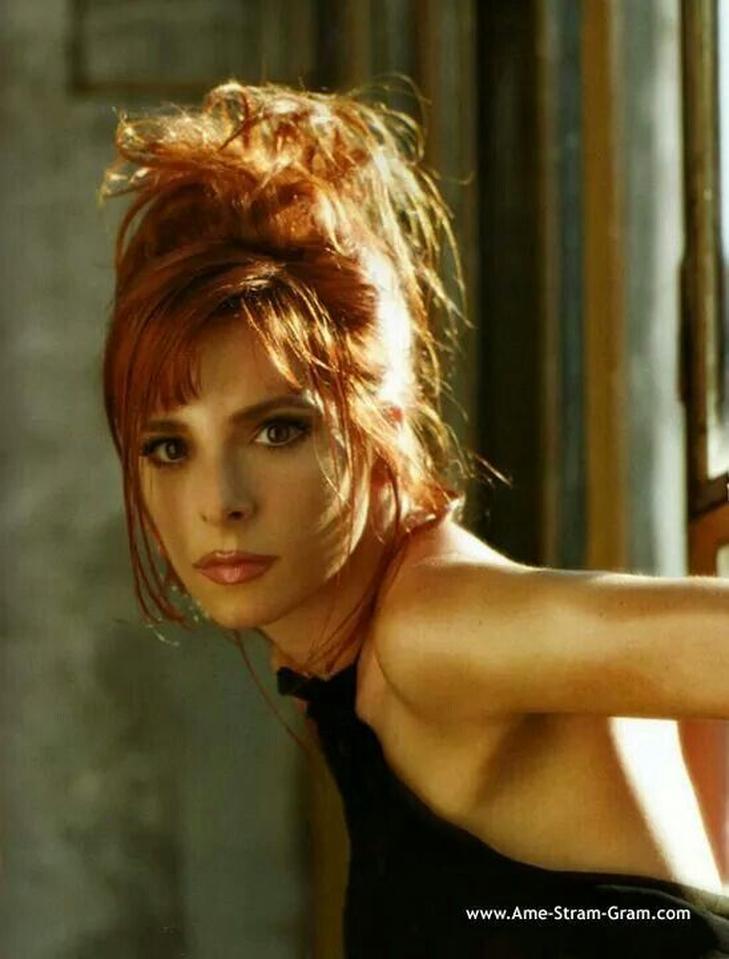 Mylène Farmer et Laurent Boutonnat, ce n’est pas seulement une collaboration artistique exceptionnelle, c’est aussi une vraie histoire d’amour. Pendant plusieurs années, le couple s’est aimé, peignant ensemble l’univers mystérieux et sombre qui a fait la renommée de Mylène.